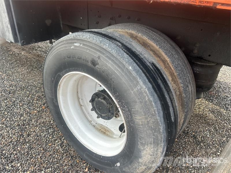 Peterbilt 335 4x2 Paint Striping Truck 其他貨車