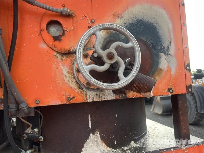 Peterbilt 335 4x2 Paint Striping Truck 其他貨車