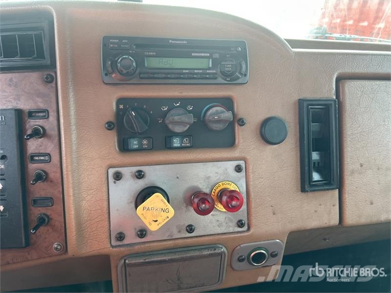 Peterbilt 335 4x2 Paint Striping Truck 其他貨車