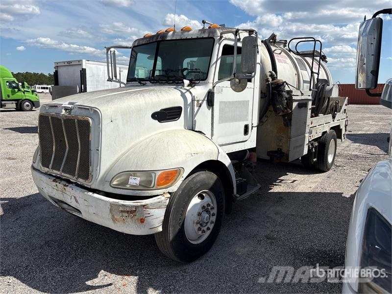 Peterbilt 335 4x2 Vacuum Tanker Truck Saug- und Druckwagen