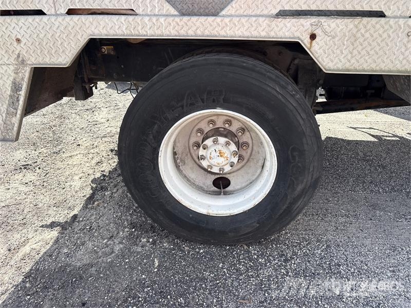 Peterbilt 335 4x2 Vacuum Tanker Truck Saug- und Druckwagen
