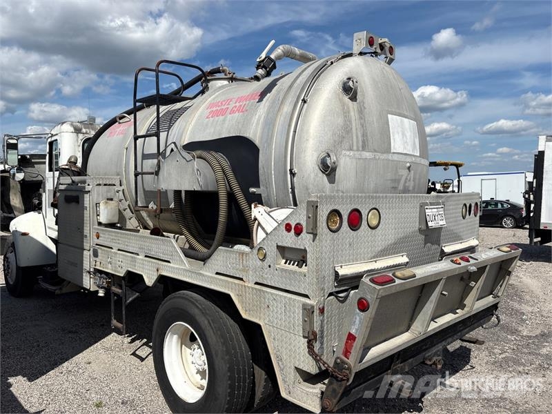 Peterbilt 335 4x2 Vacuum Tanker Truck Saug- und Druckwagen