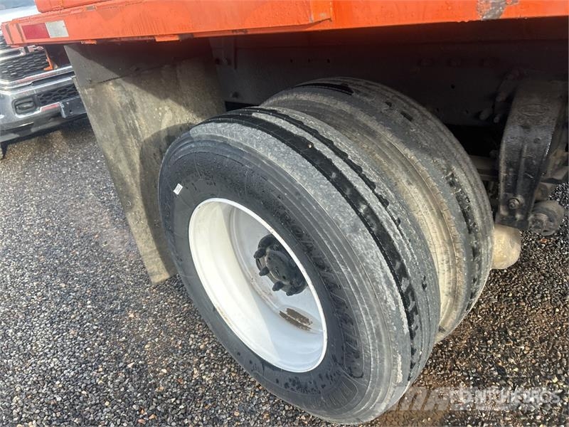 Peterbilt 335 4x4 Paint Striping Truck Drugi tovornjaki