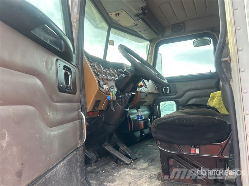 Peterbilt 335 4x4 Paint Striping Truck Drugi tovornjaki