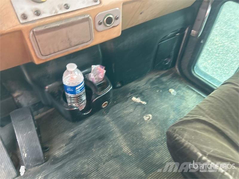 Peterbilt 335 4x4 Paint Striping Truck Drugi tovornjaki