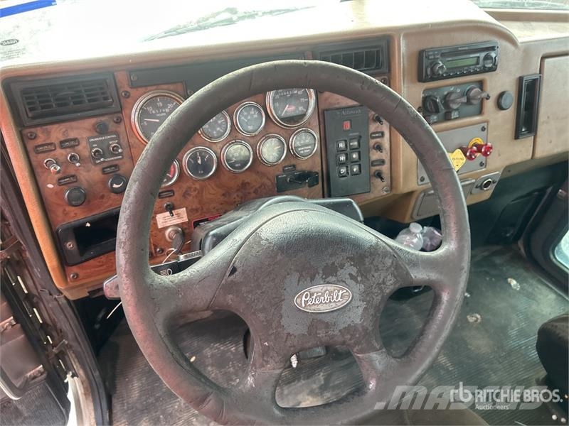 Peterbilt 335 4x4 Paint Striping Truck Drugi tovornjaki