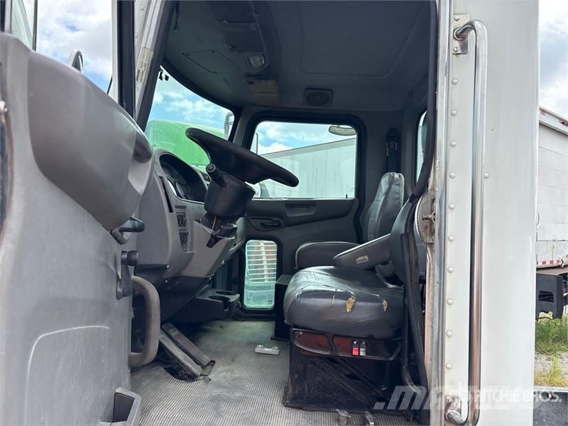 Peterbilt 337 Cabins and interior