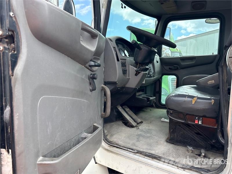 Peterbilt 337 Cabins and interior