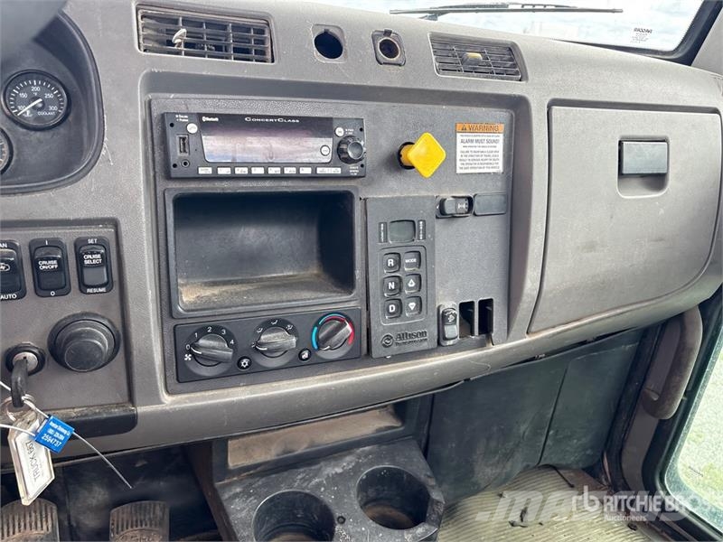 Peterbilt 337 Cabins and interior