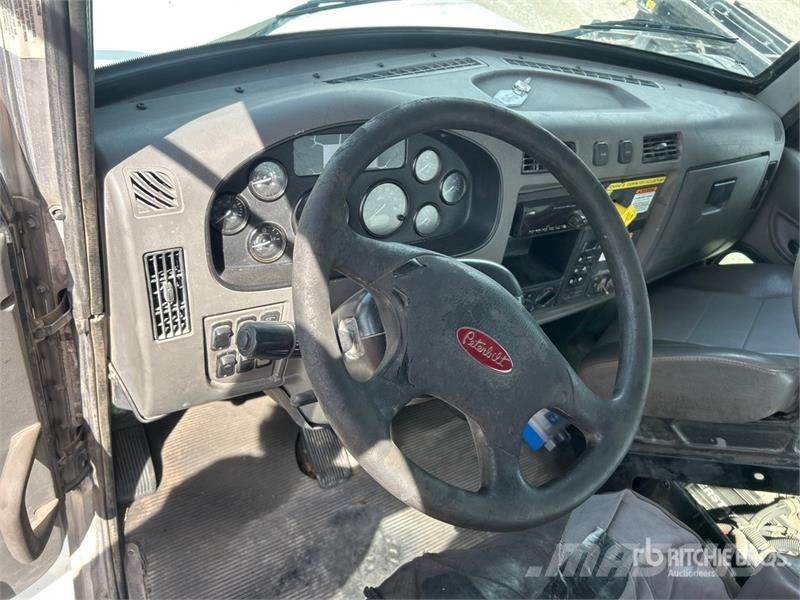 Peterbilt 337 Cabins and interior