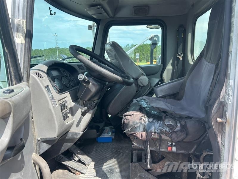Peterbilt 337 Cabins and interior