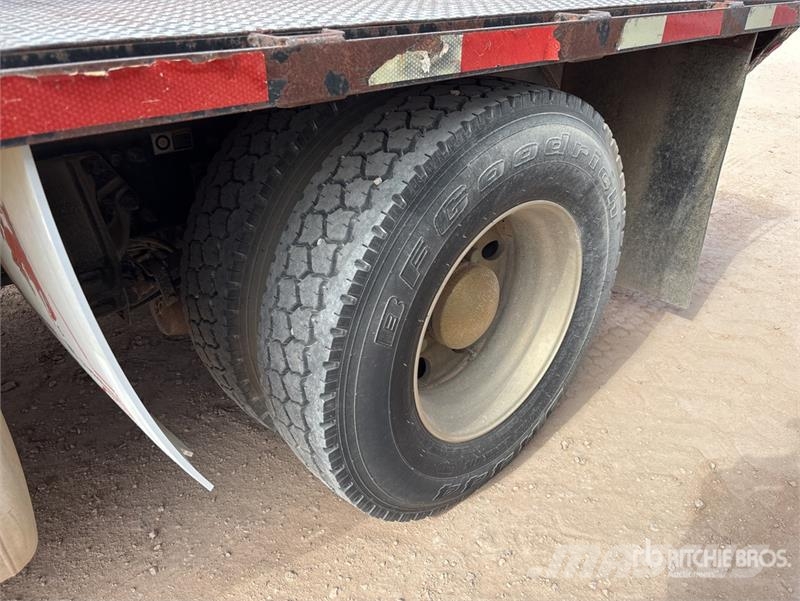 Peterbilt 337 4x2 Flatbed Truck Camiones plataforma