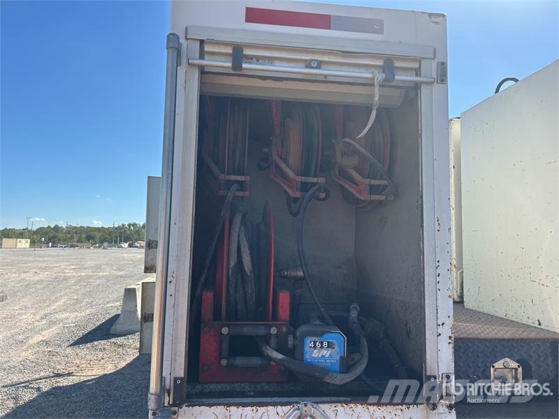 Peterbilt 337 4x2 Fuel and Lube Truck Cisternové vozy