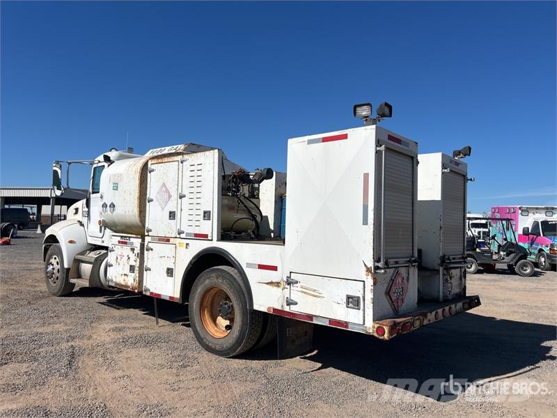 Peterbilt 337 4x2 Fuel and Lube Truck Cisternové vozy