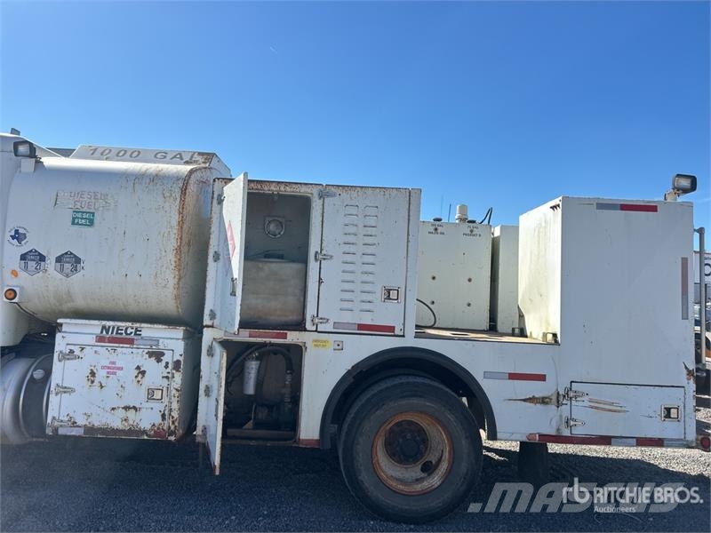 Peterbilt 337 4x2 Fuel and Lube Truck Cisternové vozy