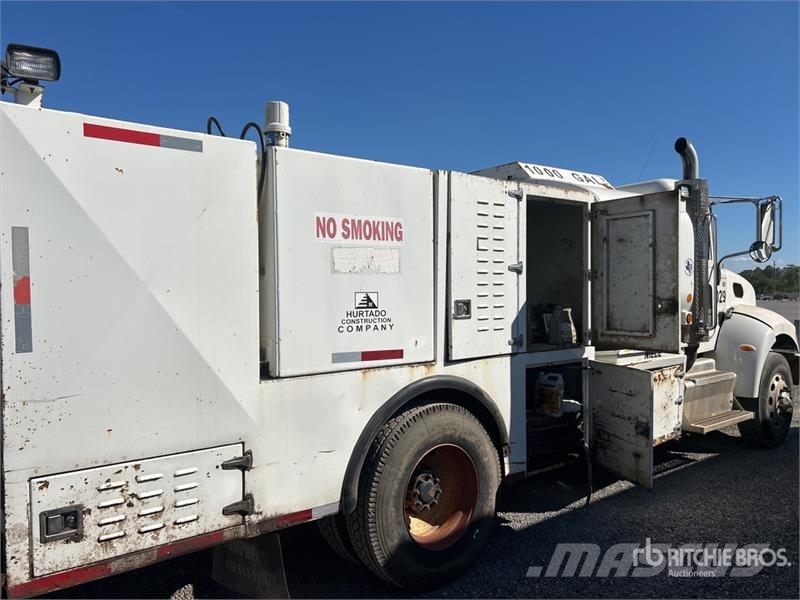 Peterbilt 337 4x2 Fuel and Lube Truck Cisternové vozy