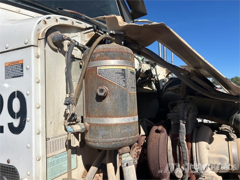 Peterbilt 337 4x2 Fuel and Lube Truck Cisternové vozy