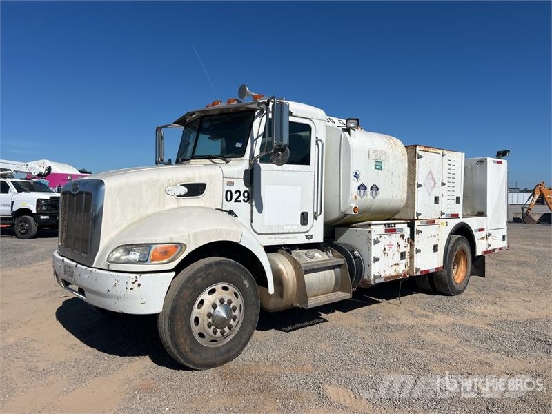 Peterbilt 337 4x2 Fuel and Lube Truck Cisternové vozy