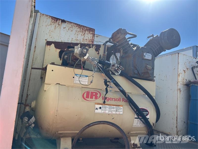 Peterbilt 337 4x2 Fuel and Lube Truck Cisternové vozy