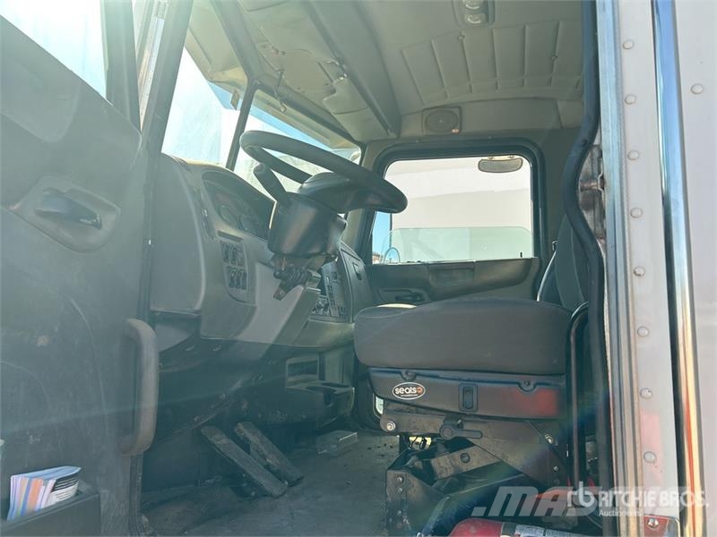 Peterbilt 337 4x2 Fuel and Lube Truck Cisternové vozy