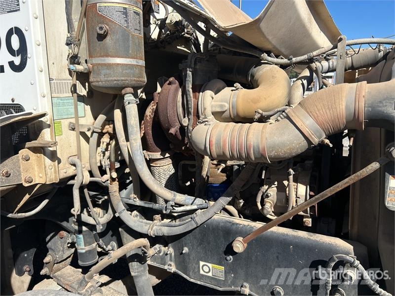 Peterbilt 337 4x2 Fuel and Lube Truck Cisternové vozy