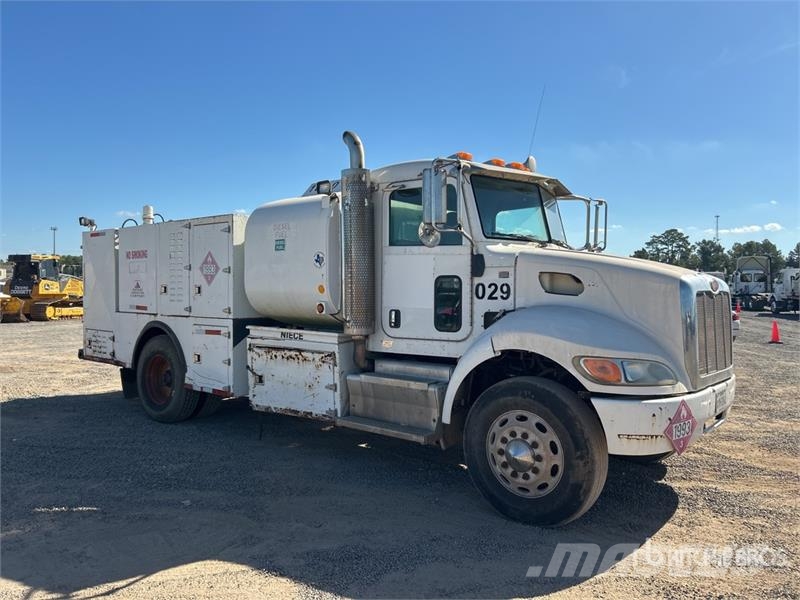 Peterbilt 337 4x2 Fuel and Lube Truck Cisternové vozy
