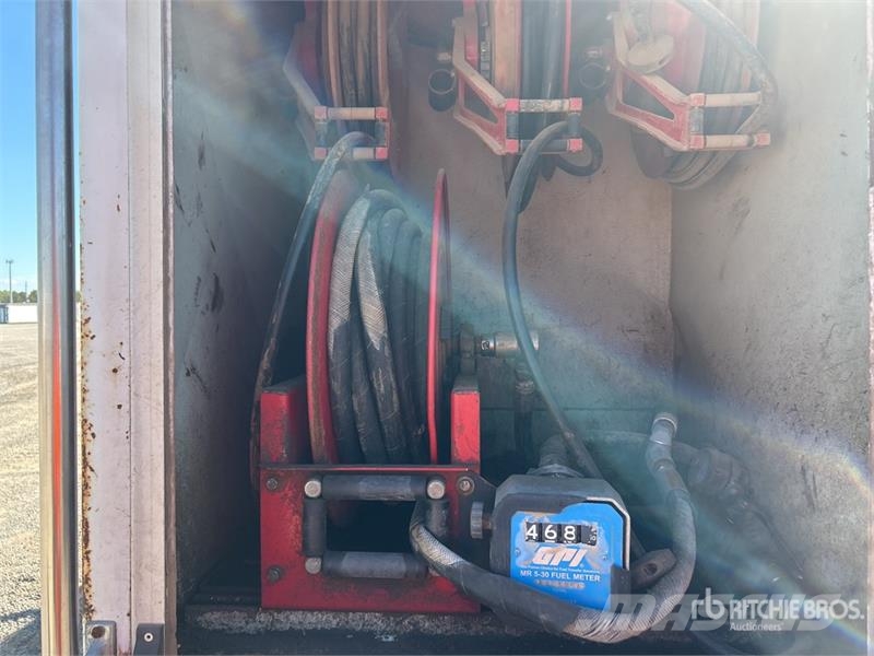 Peterbilt 337 4x2 Fuel and Lube Truck Cisternové vozy