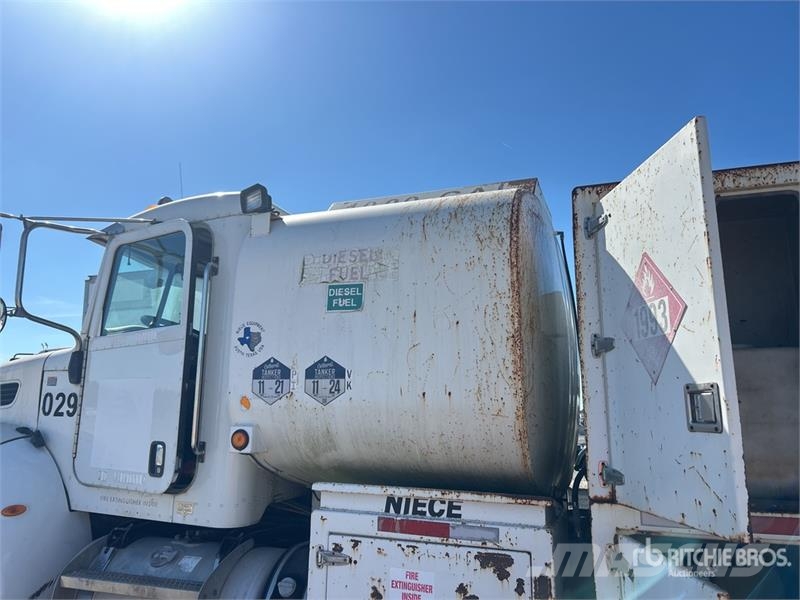 Peterbilt 337 4x2 Fuel and Lube Truck Cisternové vozy