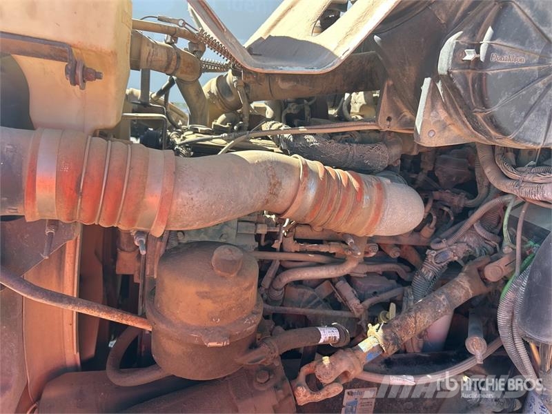 Peterbilt 337 4x2 Fuel and Lube Truck Cisternové vozy