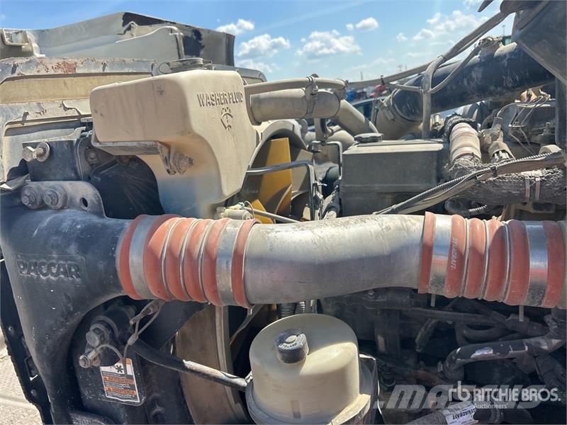 Peterbilt 348 2000 gal 6x4 Fuel and Lube Truck Cisternové vozy