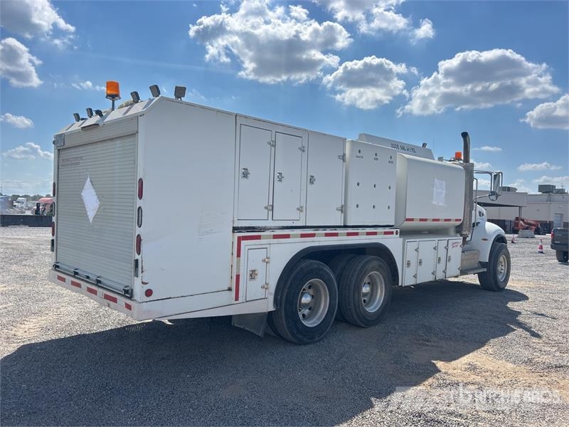 Peterbilt 348 2000 gal 6x4 Fuel and Lube Truck Cisternové vozy