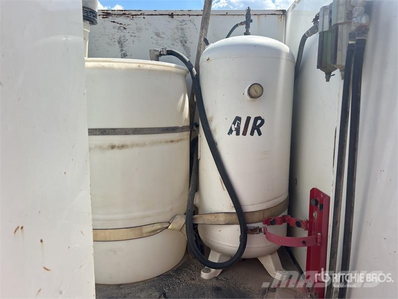 Peterbilt 348 2000 gal 6x4 Fuel and Lube Truck Cisternové vozy