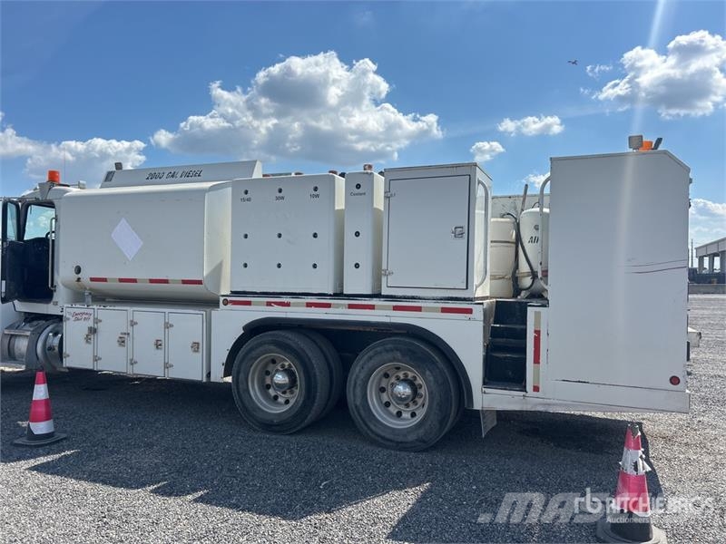 Peterbilt 348 2000 gal 6x4 Fuel and Lube Truck Cisternové vozy