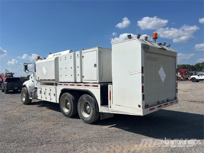Peterbilt 348 2000 gal 6x4 Fuel and Lube Truck Cisternové vozy