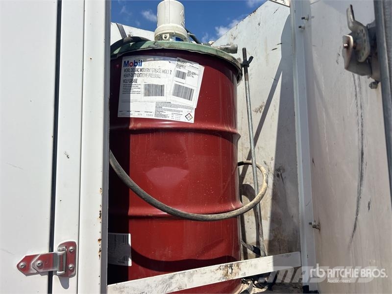 Peterbilt 348 2000 gal 6x4 Fuel and Lube Truck Cisternové vozy