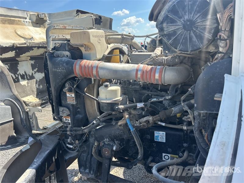 Peterbilt 348 2000 gal 6x4 Fuel and Lube Truck Cisternové vozy
