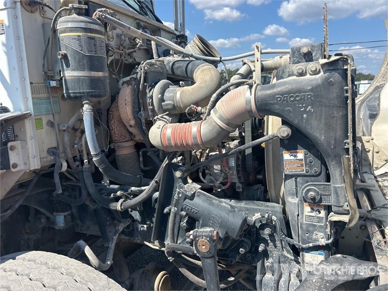Peterbilt 348 2000 gal 6x4 Fuel and Lube Truck Cisternové vozy