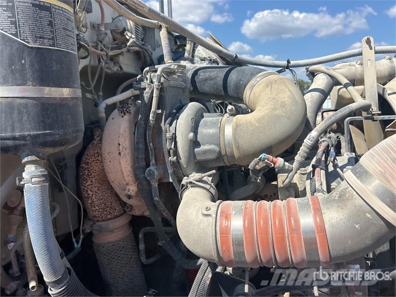 Peterbilt 348 2000 gal 6x4 Fuel and Lube Truck Cisternové vozy