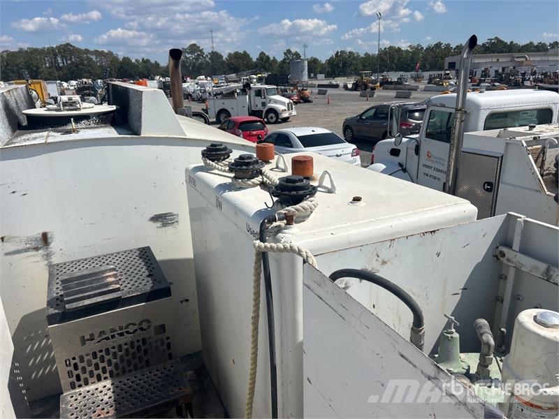 Peterbilt 348 2000 gal 6x4 Fuel and Lube Truck Cisternové vozy