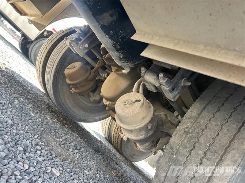 Peterbilt 348 2000 gal 6x4 Fuel and Lube Truck Cisternové vozy