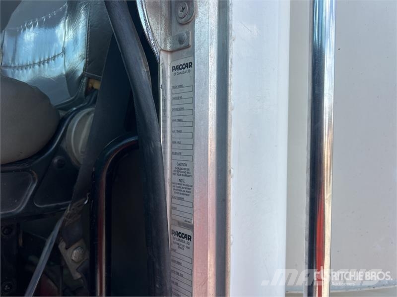 Peterbilt 348 2000 gal 6x4 Fuel and Lube Truck Cisternové vozy
