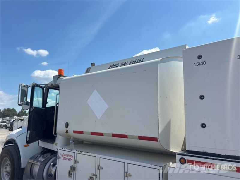 Peterbilt 348 2000 gal 6x4 Fuel and Lube Truck Cisternové vozy