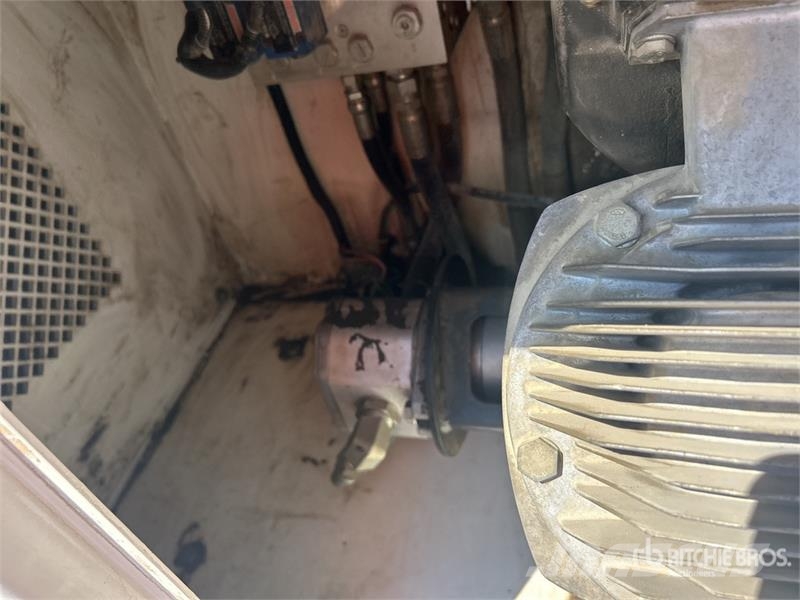 Peterbilt 348 2000 gal 6x4 Fuel and Lube Truck Cisternové vozy