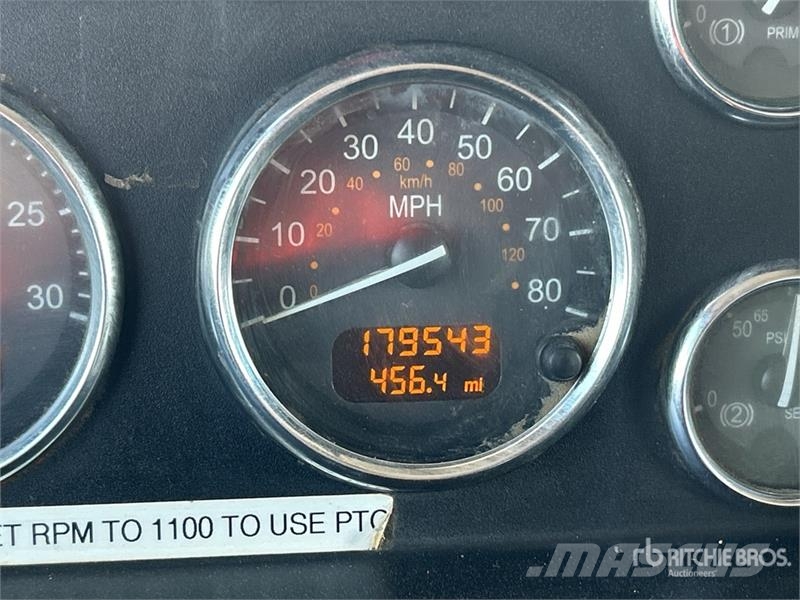 Peterbilt 348 2000 gal 6x4 Fuel and Lube Truck Cisternové vozy