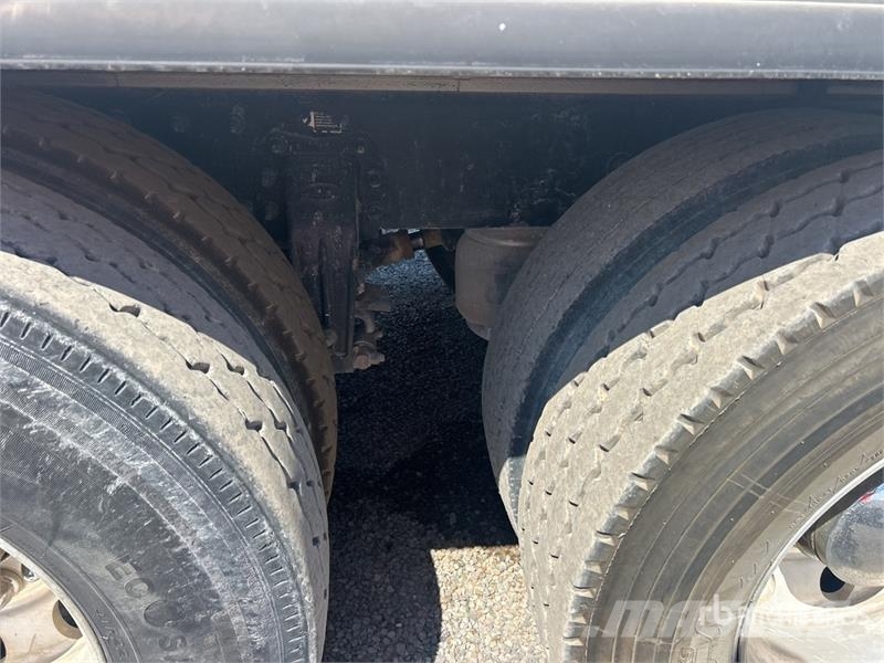 Peterbilt 348 2000 gal 6x4 Fuel and Lube Truck Cisternové vozy