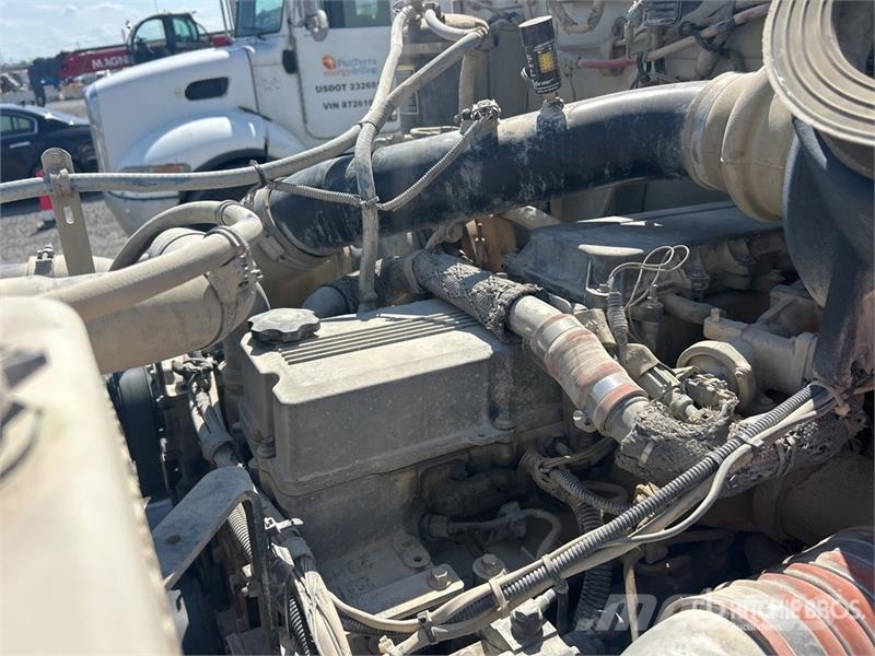 Peterbilt 348 2000 gal 6x4 Fuel and Lube Truck Cisternové vozy