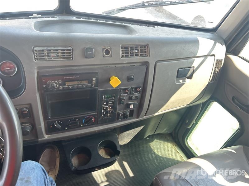 Peterbilt 348 2000 gal 6x4 Fuel and Lube Truck Cisternové vozy