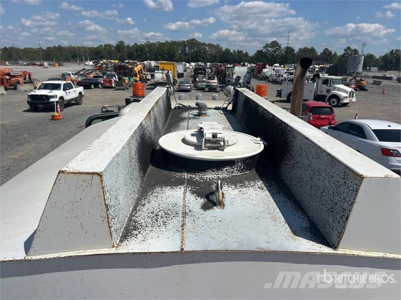 Peterbilt 348 2000 gal 6x4 Fuel and Lube Truck Cisternové vozy