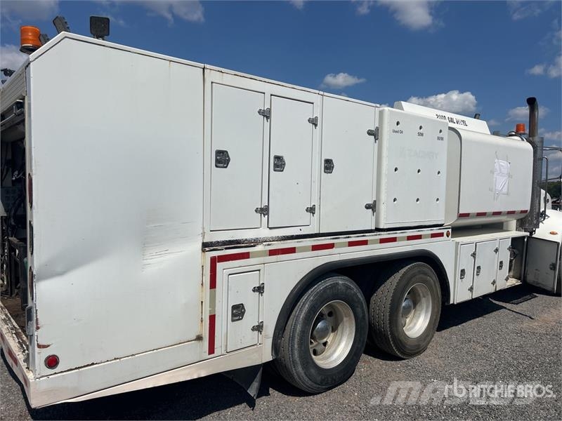 Peterbilt 348 2000 gal 6x4 Fuel and Lube Truck Cisternové vozy