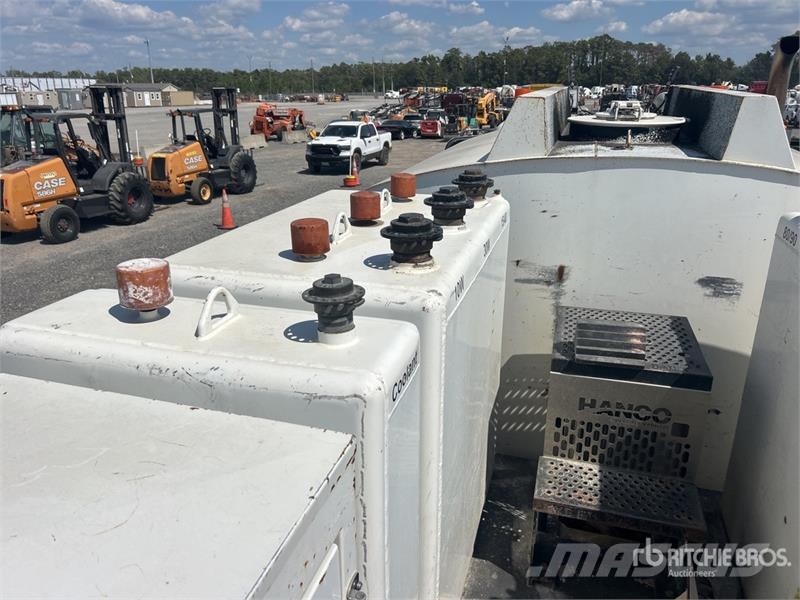 Peterbilt 348 2000 gal 6x4 Fuel and Lube Truck Cisternové vozy